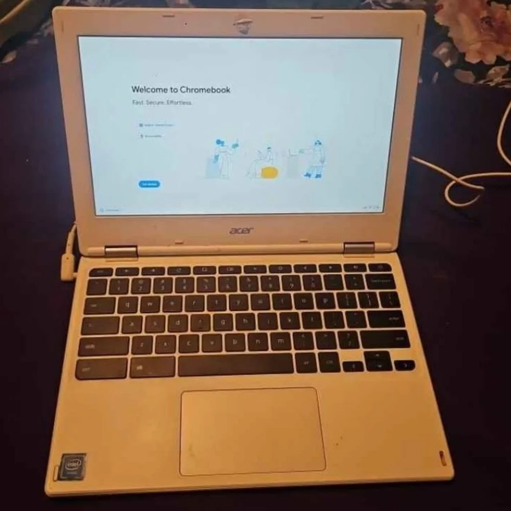 2017 Acer White Chromebook Laptop with Charger